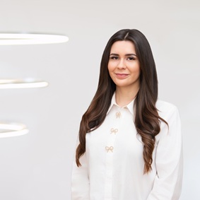 Finanzmaklerin Sarah Hassaine